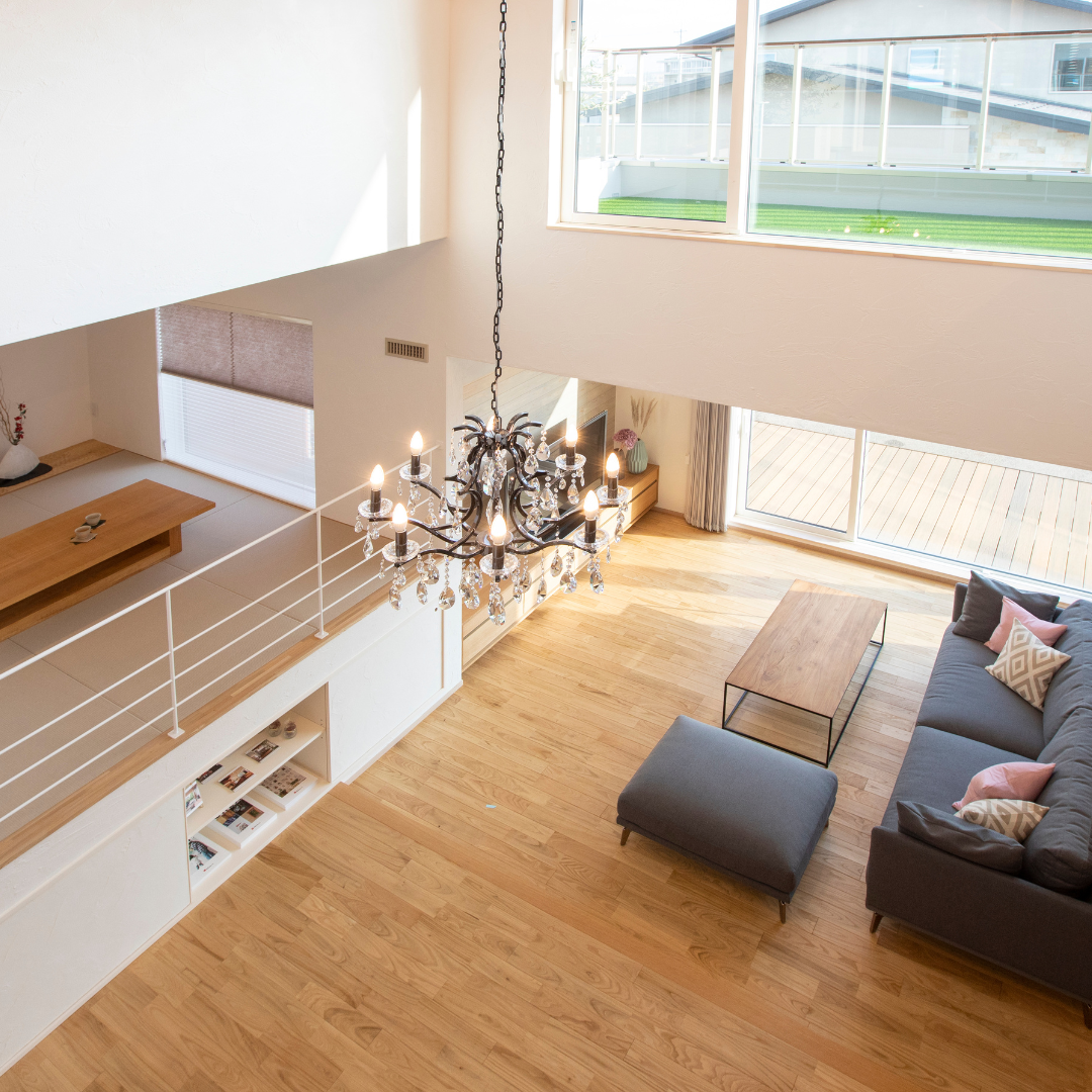 吹き抜けを中心とした開放的な大空間│金沢展示場