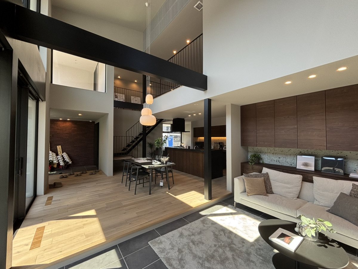 モダンなデザインと開放的な吹き抜け