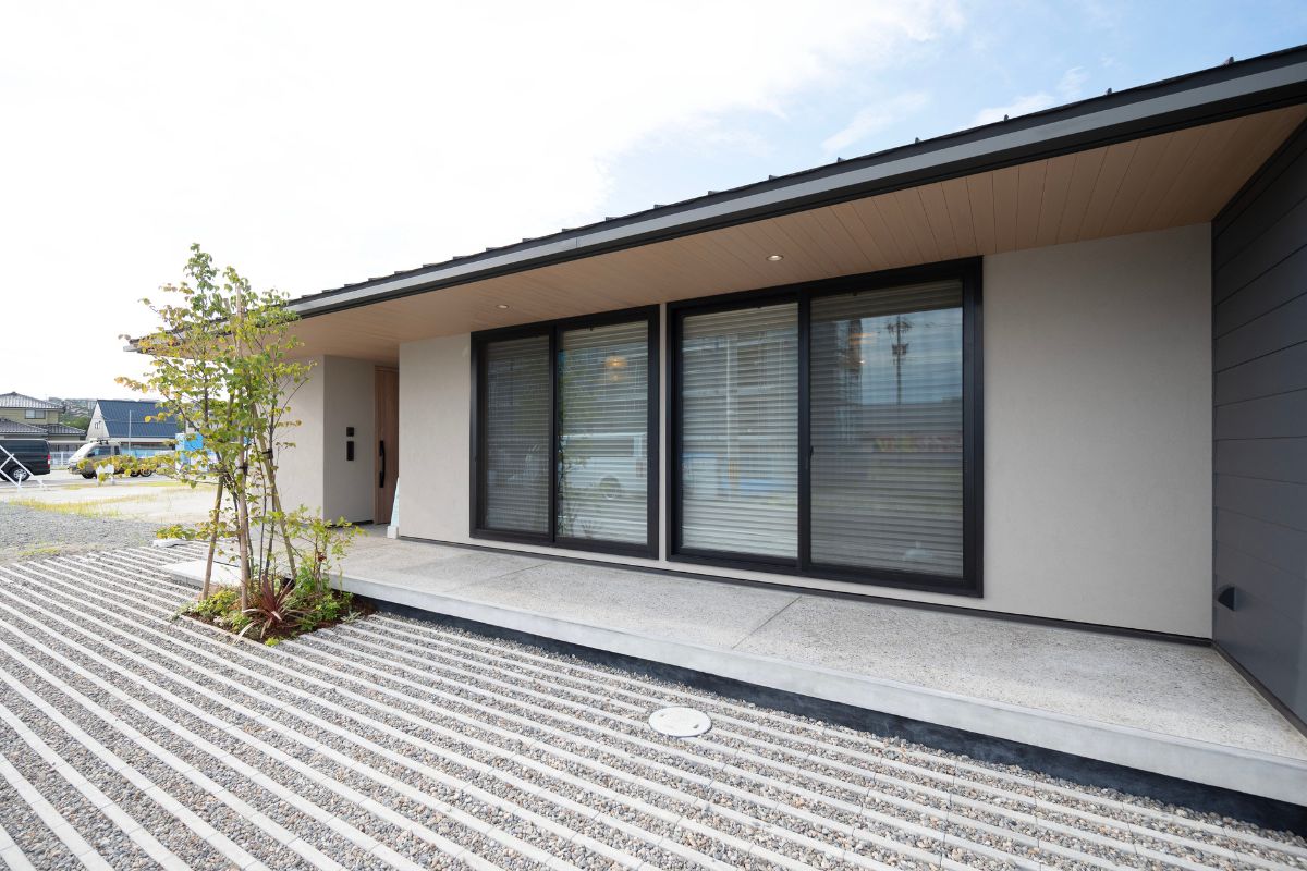 深い庇がつくる、内外一体のくつろぎ