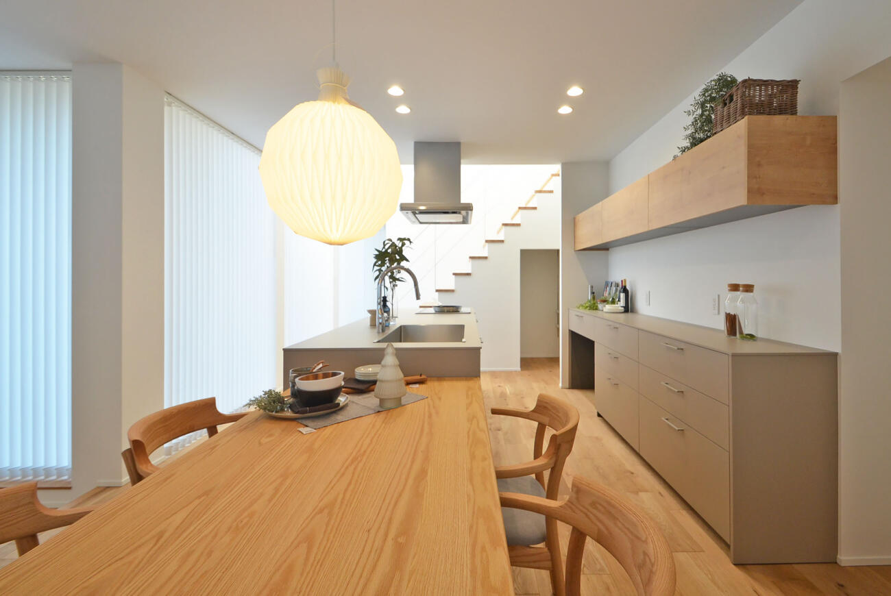 白とナチュラルを基調としたシンプルですっきりしたデザイン