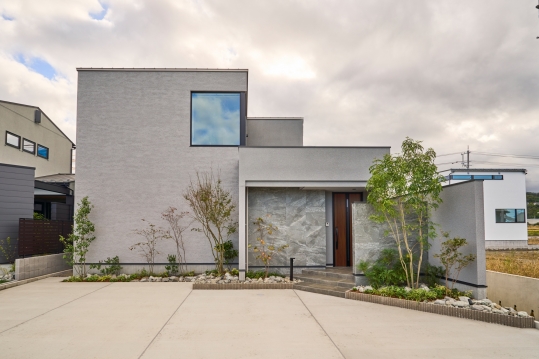 モダンなBOX形状の外観