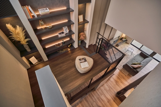 中二階。 造作の飾り棚。