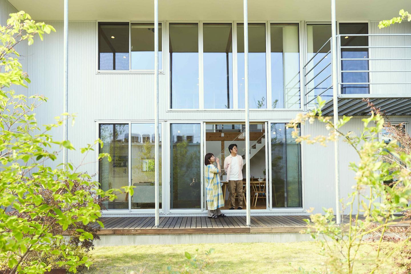 金沢店は「木の家」2階建てのモデルハウスで、シルバーの箱型の外壁が特長です。