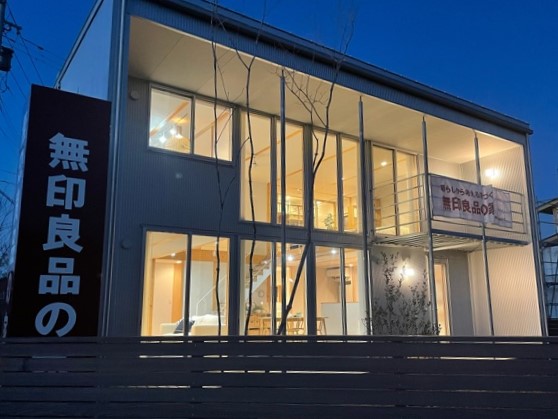 金沢店は「木の家」2階建てのモデルハウスで、シルバーの箱型の外壁が特長です。