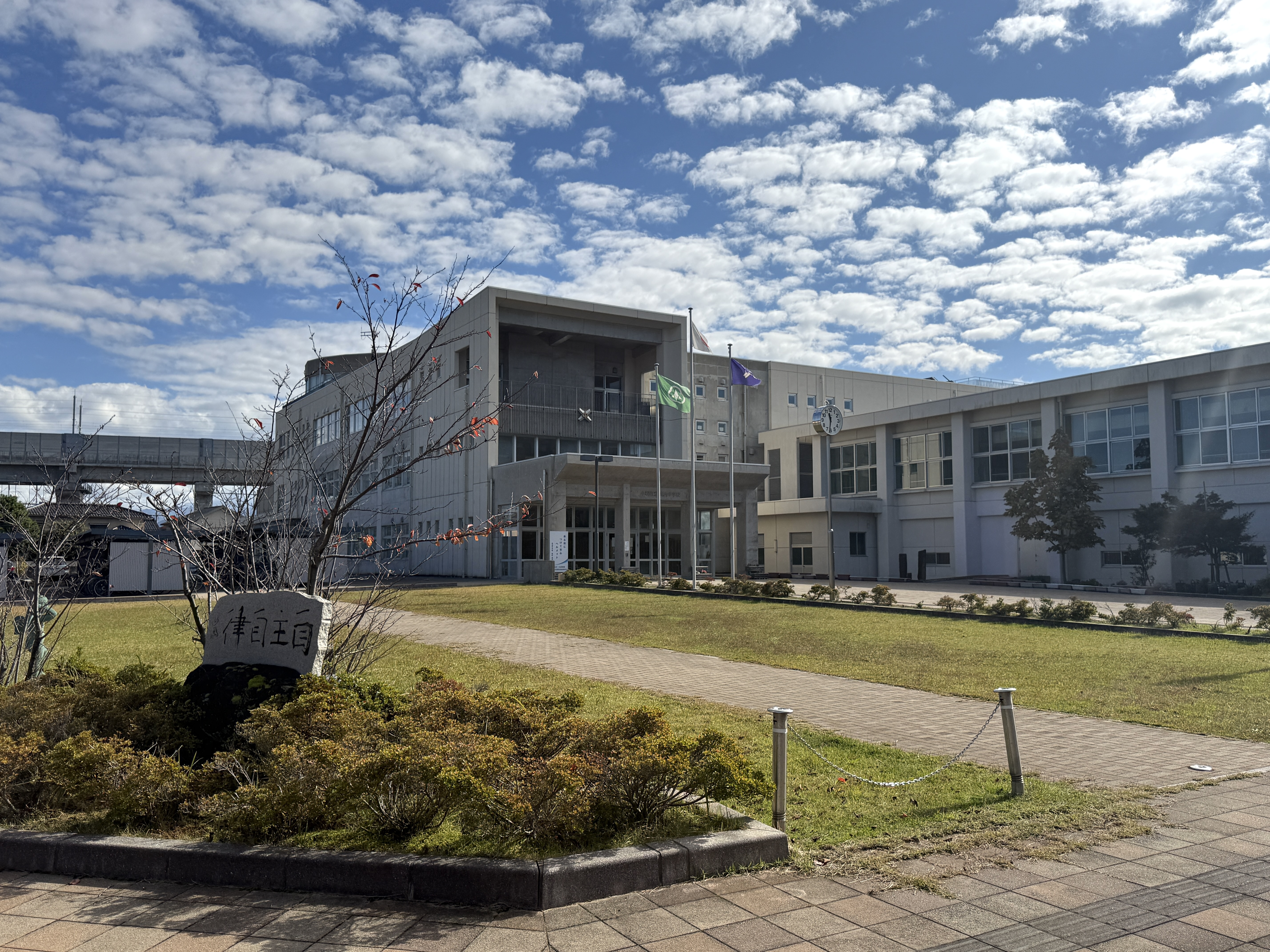 丸内中学校（約2,600ｍ/徒歩約32分）