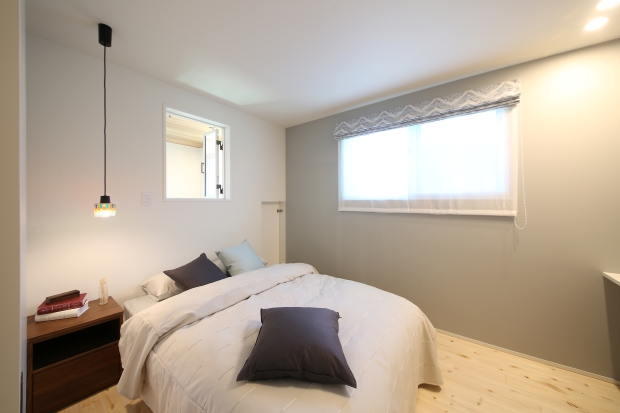 光の配置を考慮した寝室