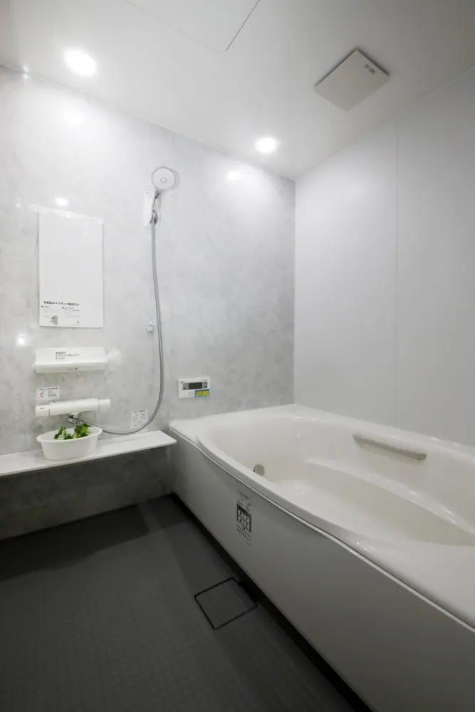 のんびりくつろげる広々バスルーム