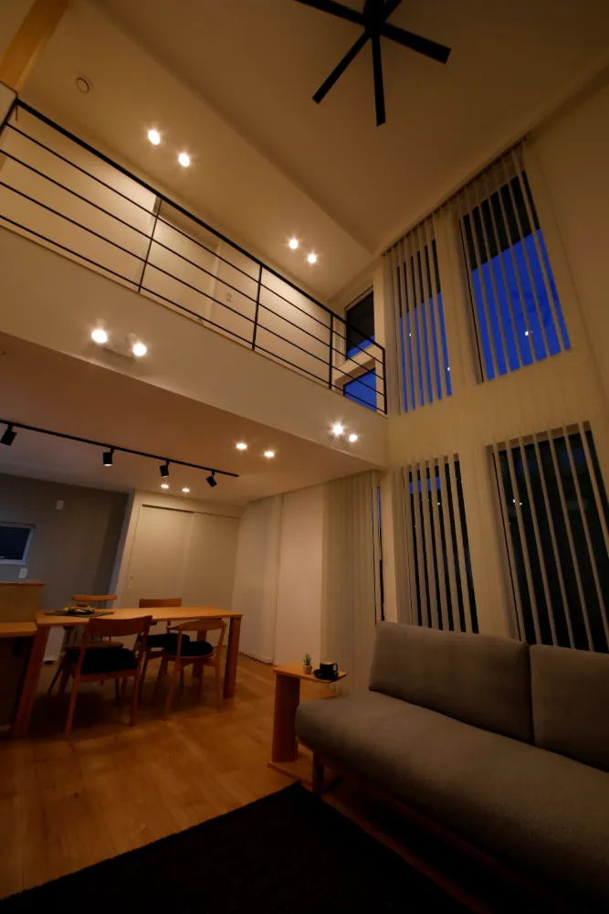 夜の屋内はまた違った印象に