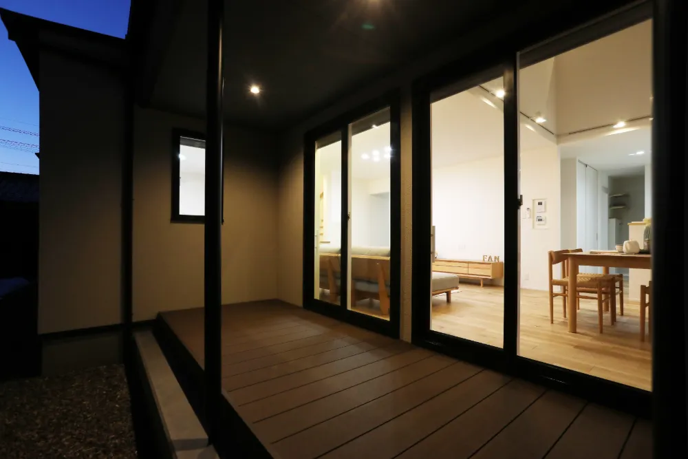 家族で寛げるウッドデッキ