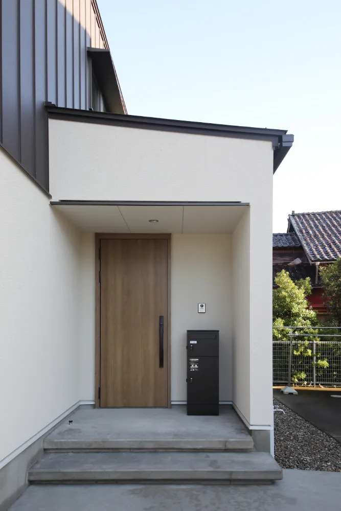 宅配BOXも置ける広々ポーチ