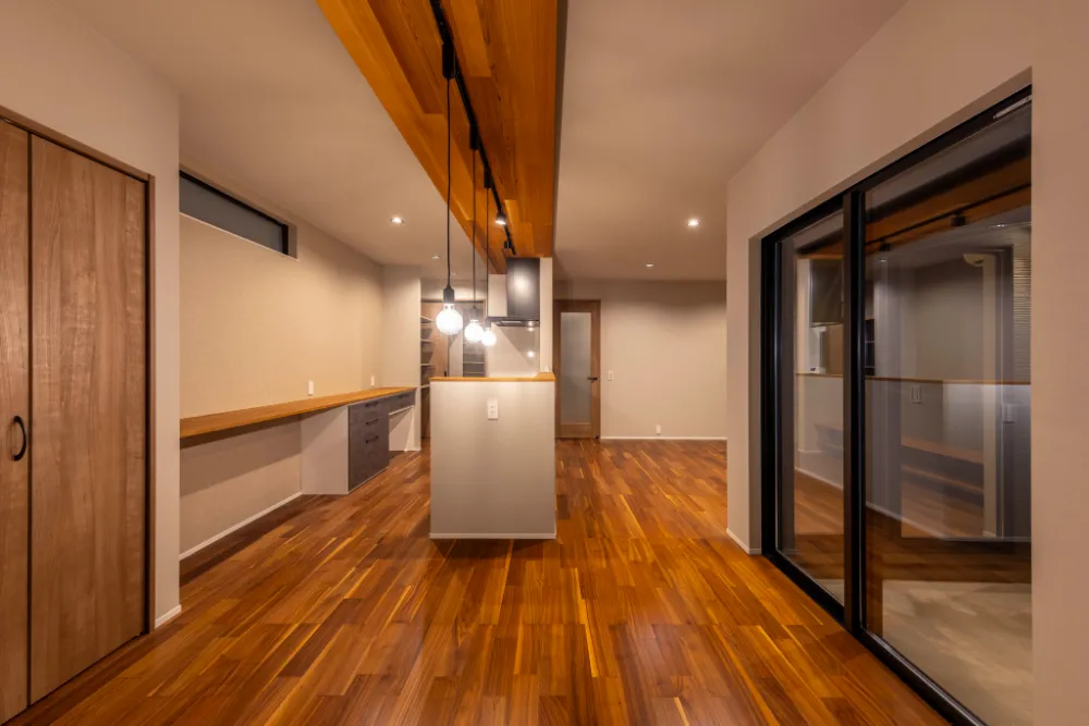 木の温もりが映える、上質なシンプル空間。