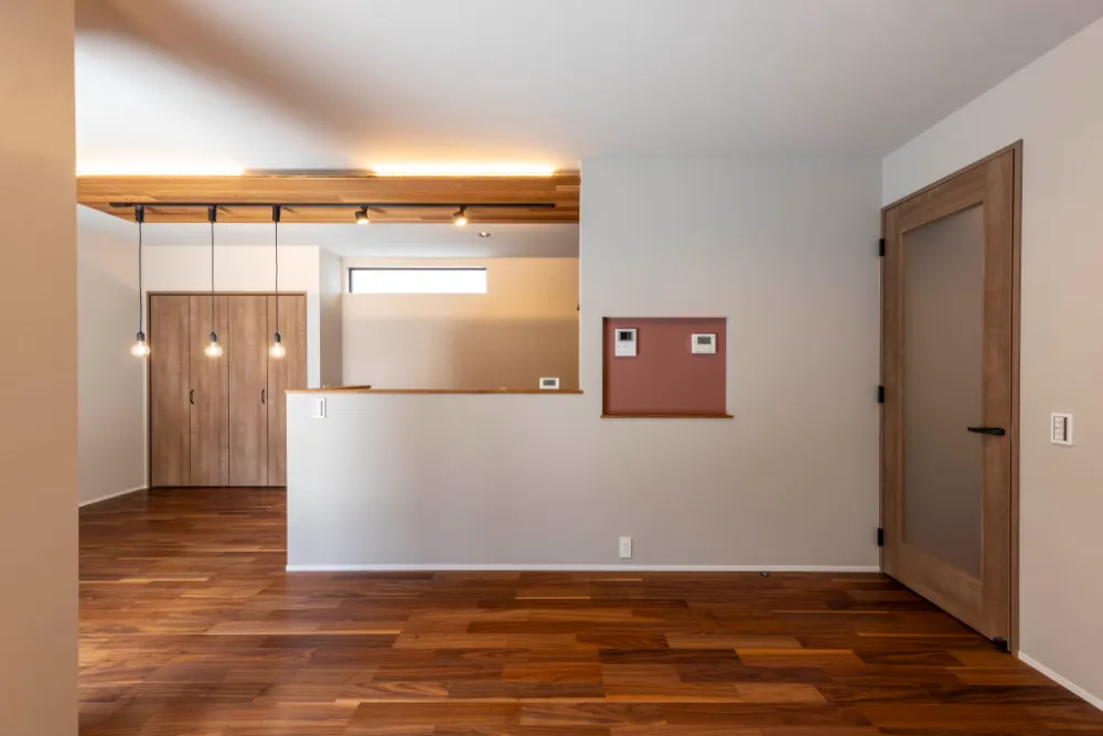 木の温もりが映える、上質なシンプル空間。