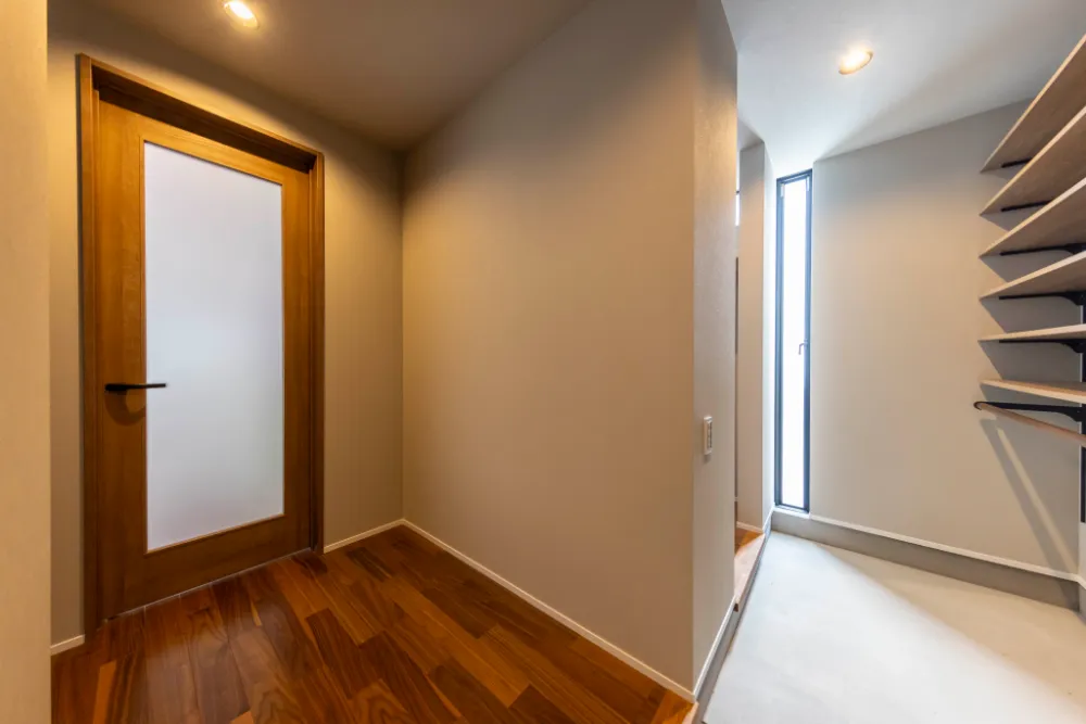 木の温もりが映える、上質なシンプル空間。