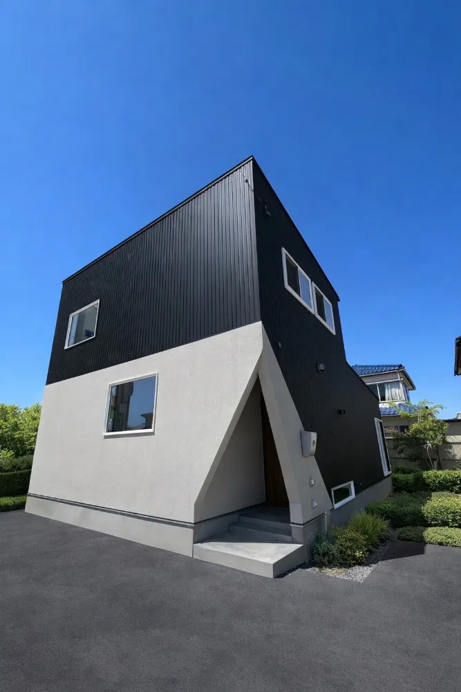 外はシャープに、中はやさしく。計算された和モダン住宅。