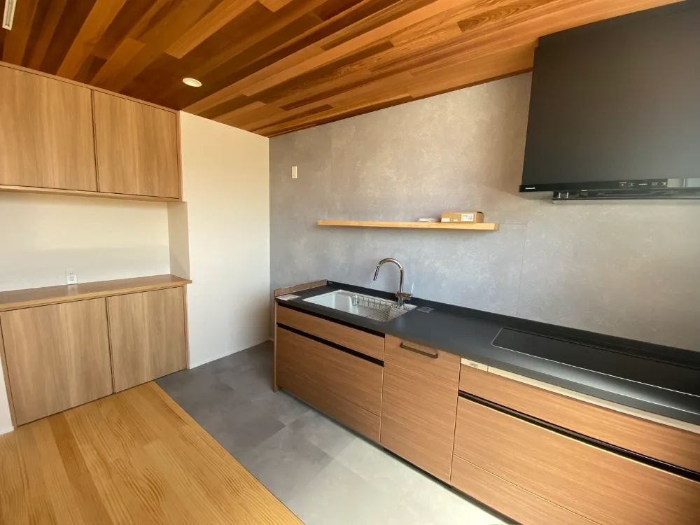 外はシャープに、中はやさしく。計算された和モダン住宅。