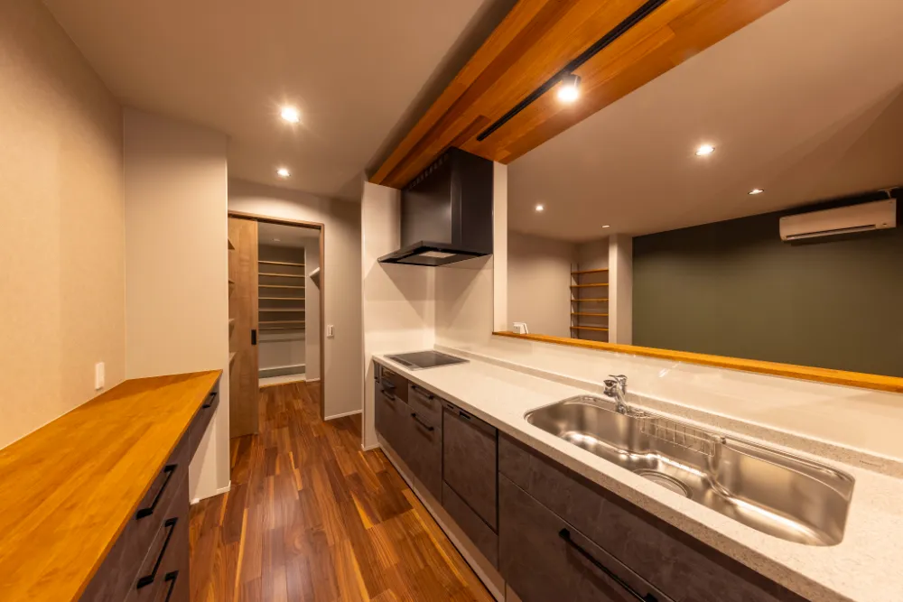 木の温もりが映える、上質なシンプル空間。