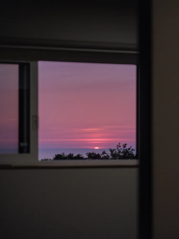夕日を眺める寝室