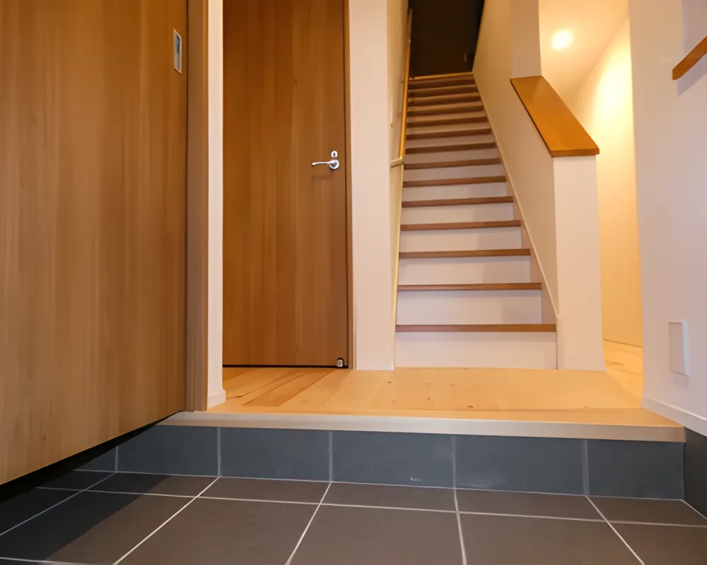 玄関クローゼットから2階に登る階段とローカ