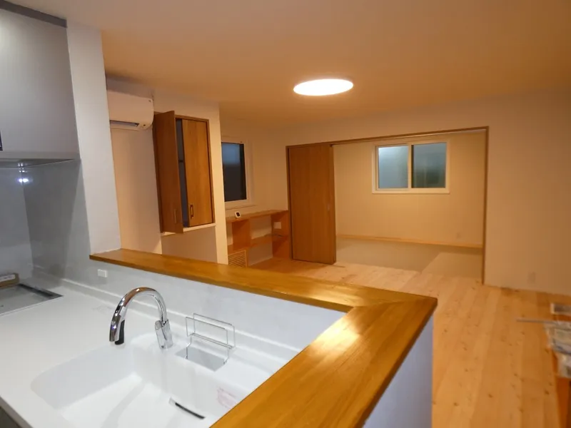 キッチンからのリビングダイニング