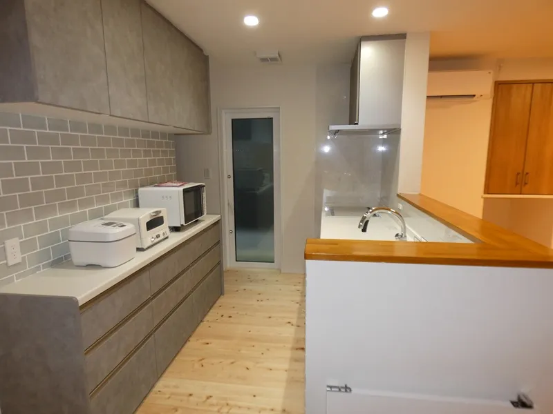 キッチンと食器棚