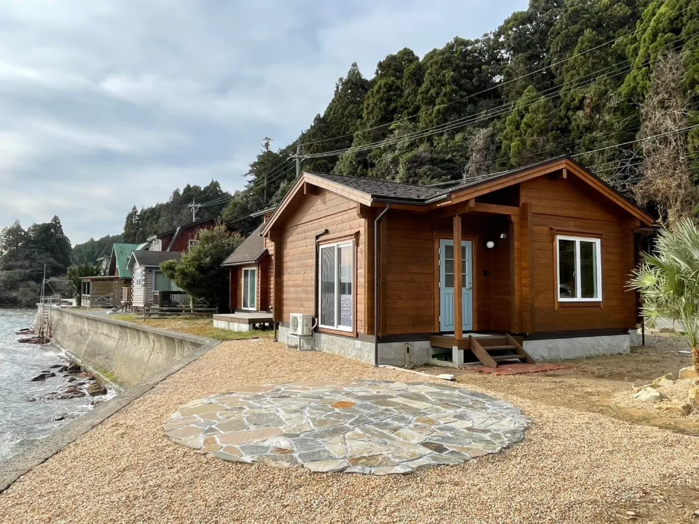 七尾湾が一望できるロケーションでお待ちしております。