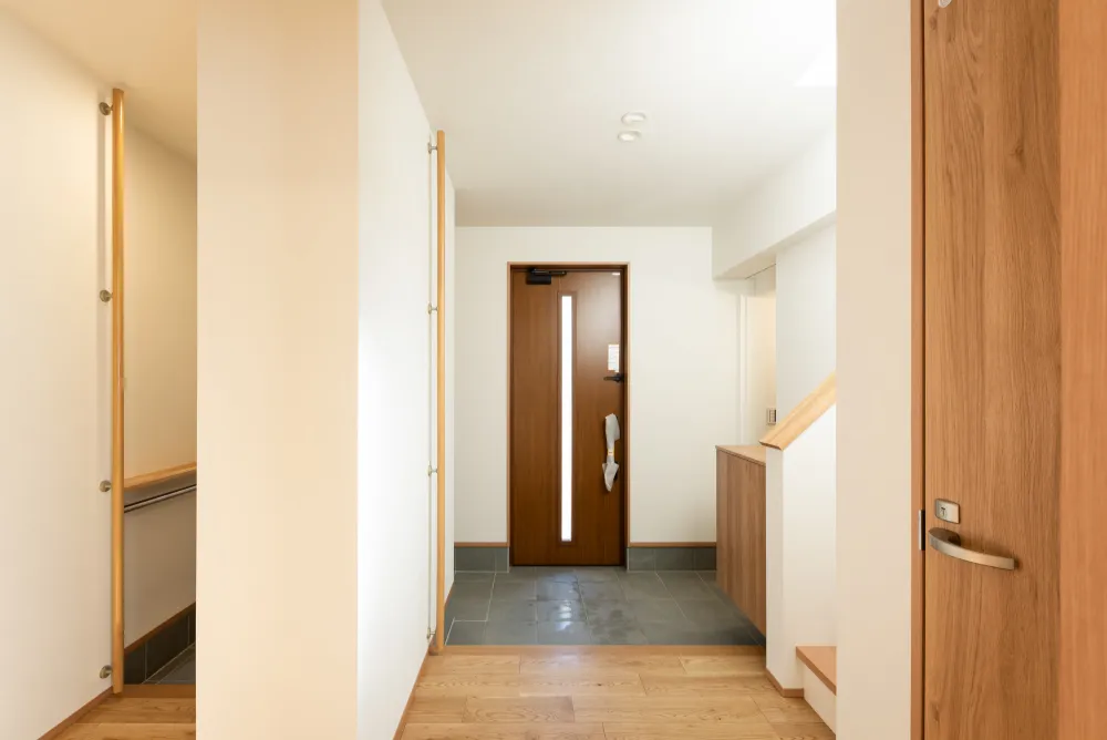 黒い外壁と大きな軒が迎える三世帯の家