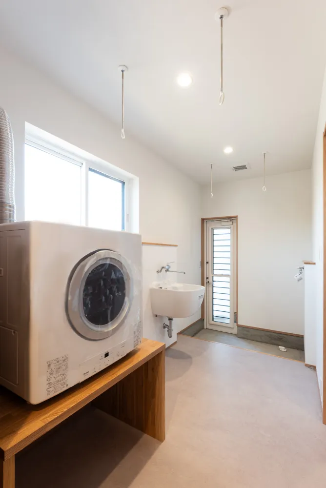 黒い外壁と大きな軒が迎える三世帯の家