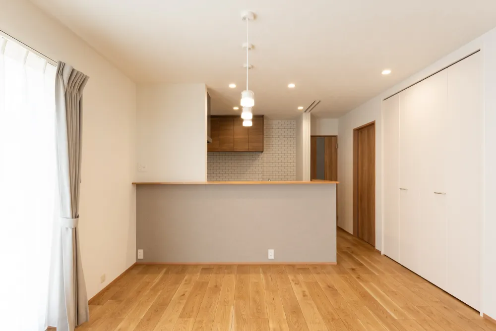 黒い外壁と大きな軒が迎える三世帯の家