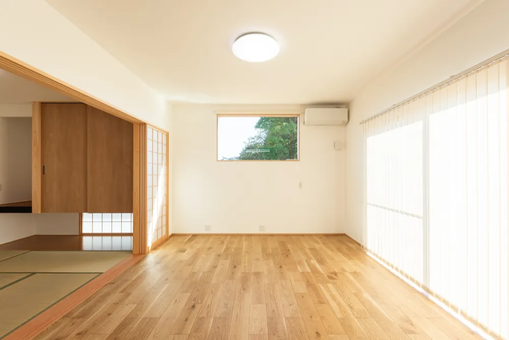 高窓から緑を楽しめるLDK