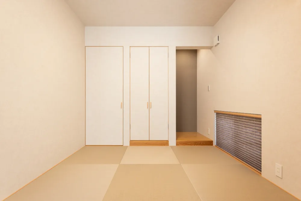 黒い外壁と大きな軒が迎える三世帯の家