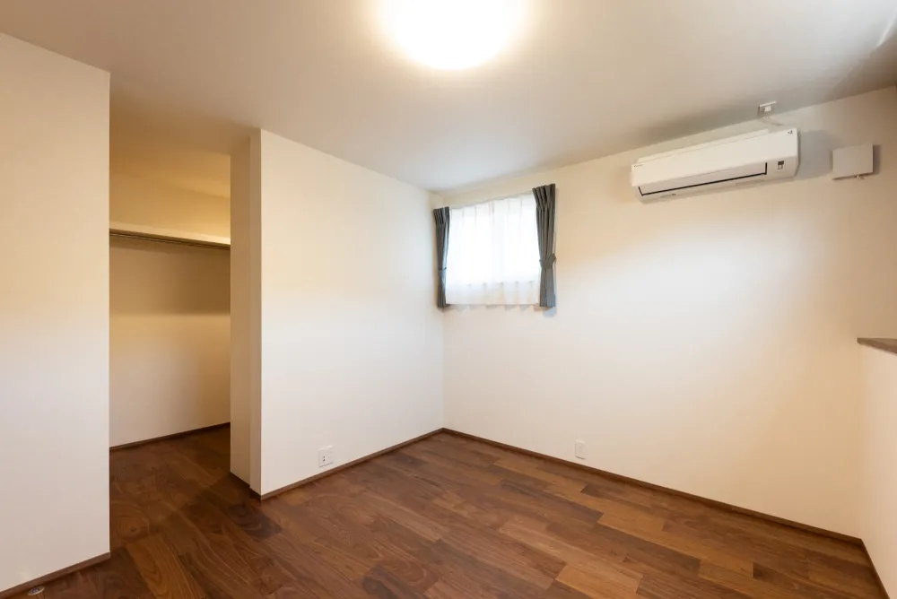 黒い外壁と大きな軒が迎える三世帯の家