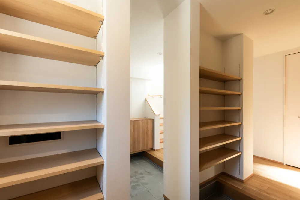 黒い外壁と大きな軒が迎える三世帯の家