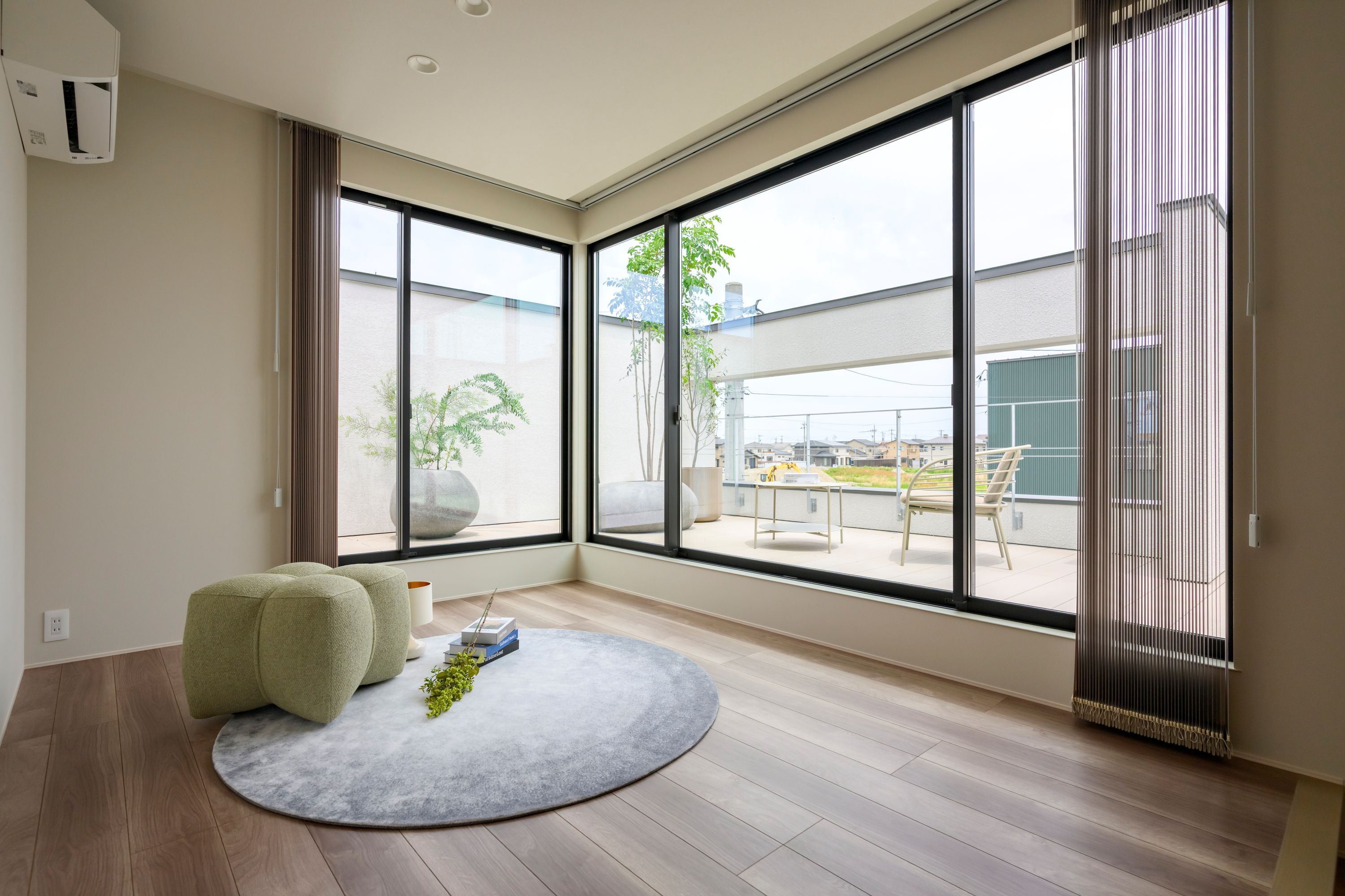 【フリールーム】ベランダと一体に感じられるフリールーム。夜には星空を眺められます。