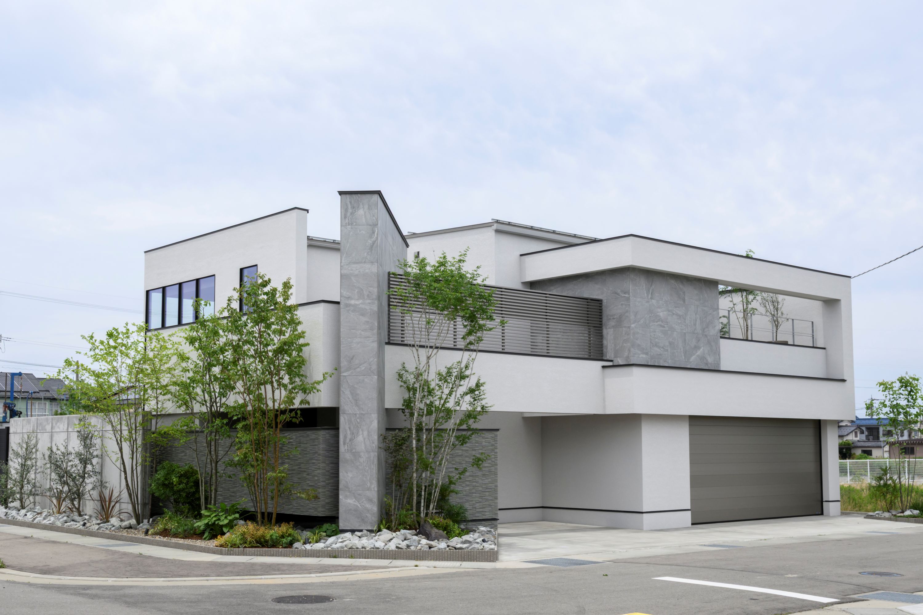 【外観】BOX型をベースとしつつも、斜めの壁や抜け感を取り入れ、他にはない独創的な形状