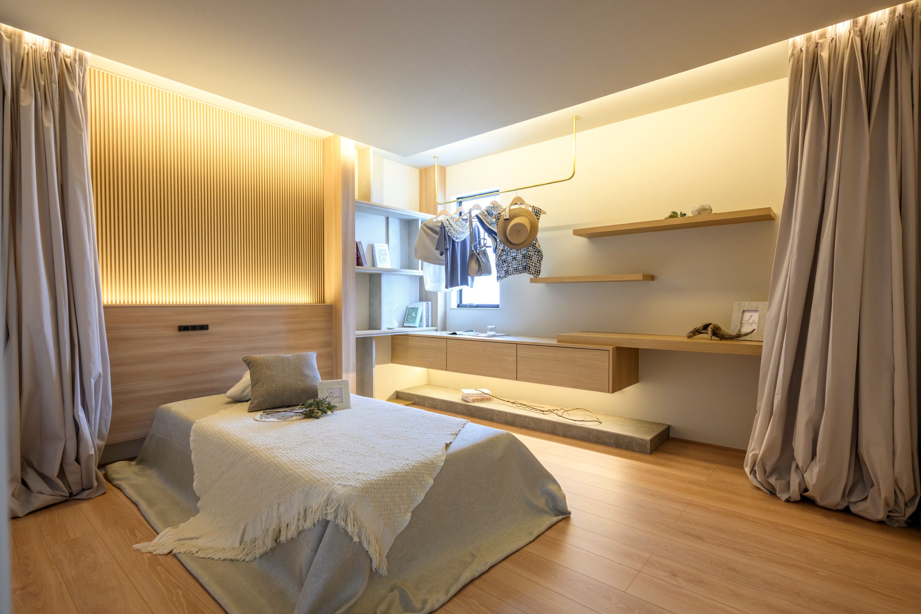 【洋室】収納間仕切りにカーテンを採用した洋室。和モダンなやさしい雰囲気に。