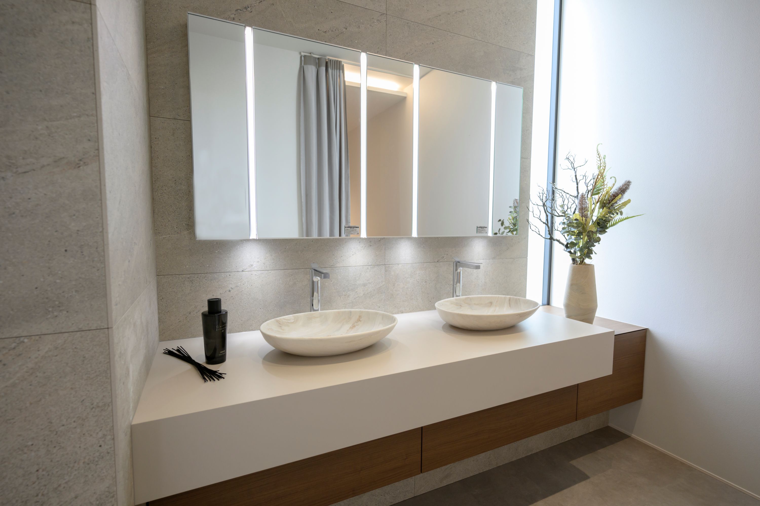 【洗面化粧室】水廻りでありながら五感が喜ぶような空間を目指し、上質な素材と光のバランスが、日常のルーティンにほんの少し特別感を添えるホテルライクな空間