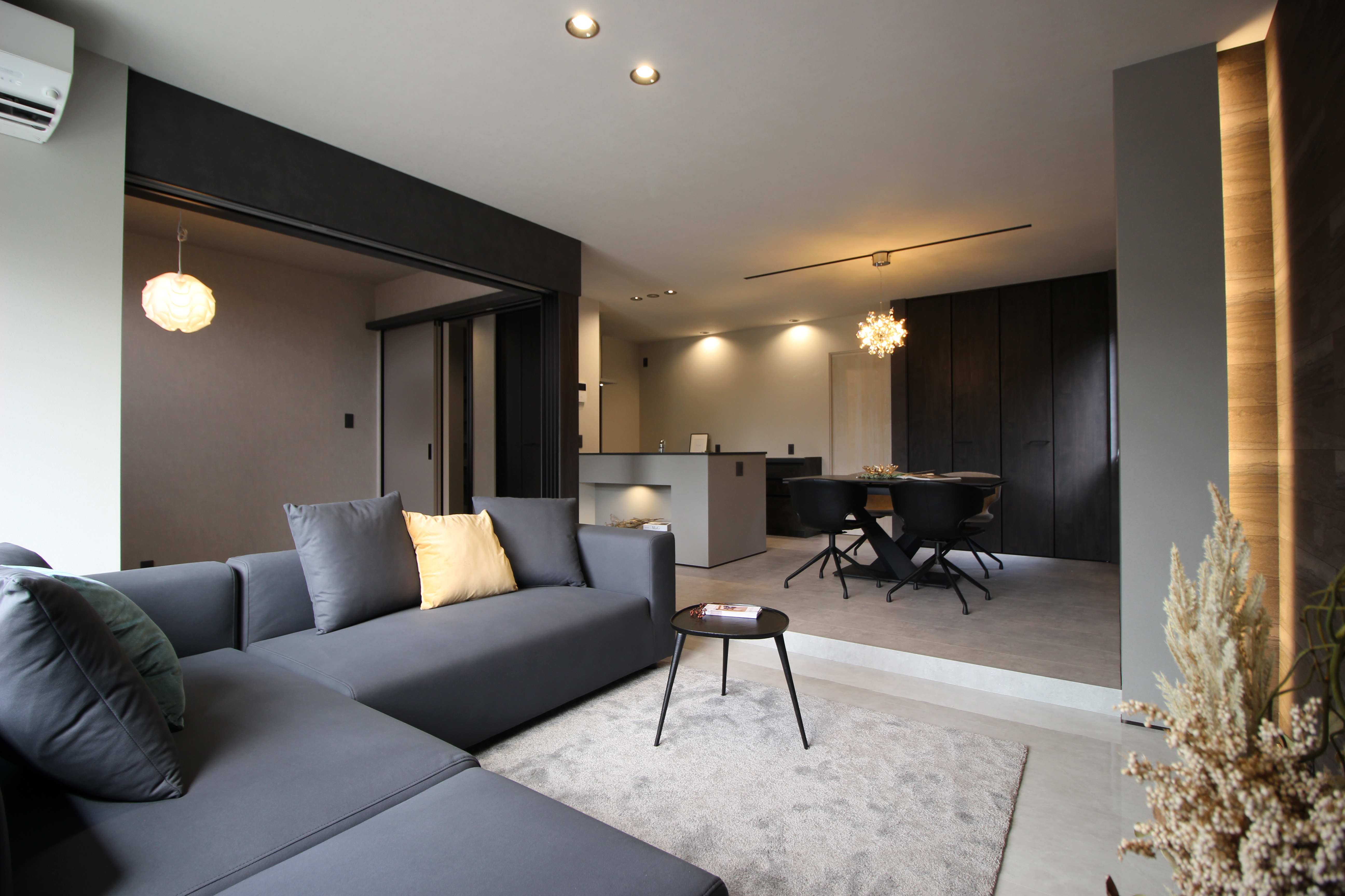 ピットリビング　ペンダント照明アクセントに