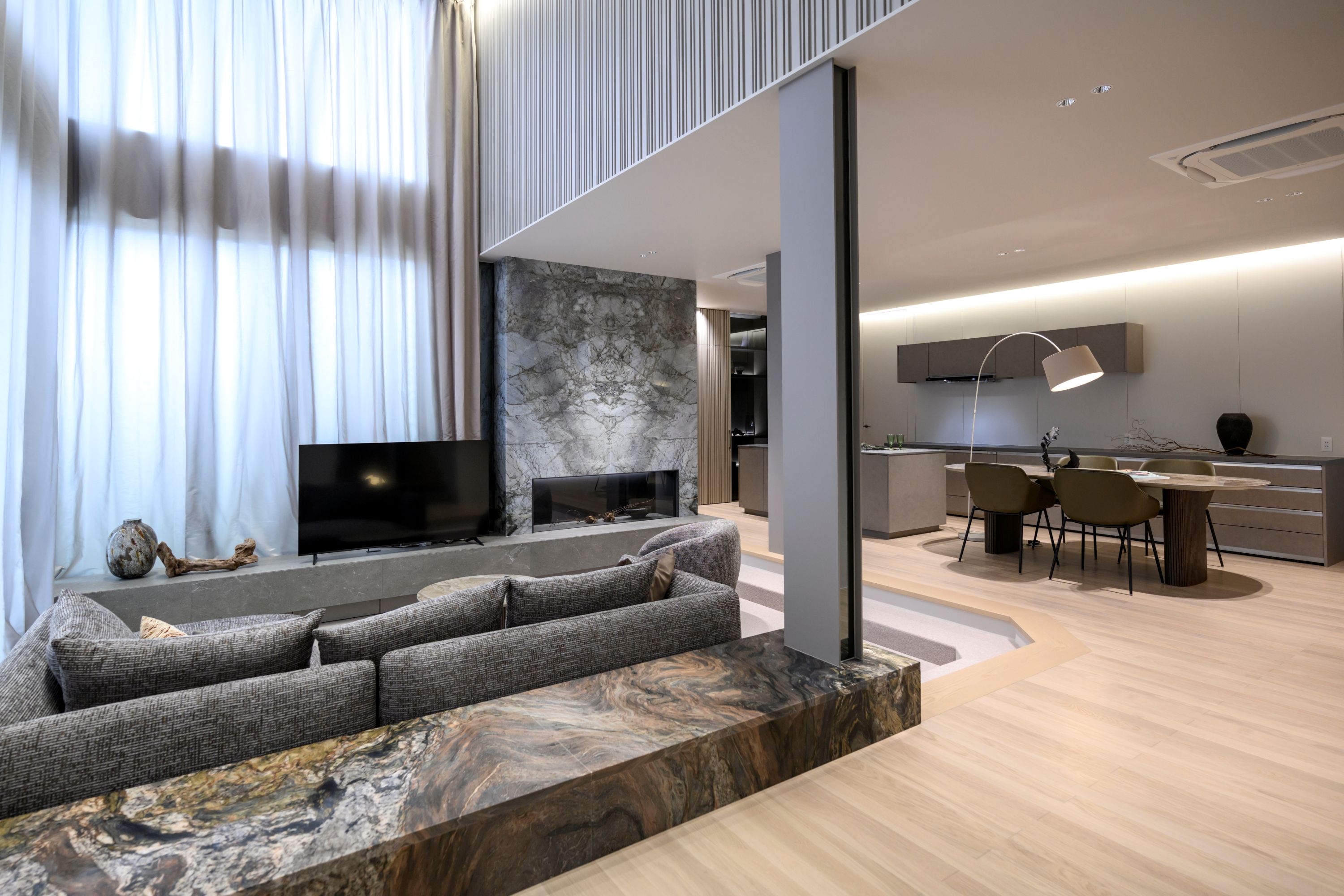 【LDK】 天井まで届く大きな窓が空間に明るさと抜け感を与え、室内にいながら自然とのつながりを感じられる贅沢な空間