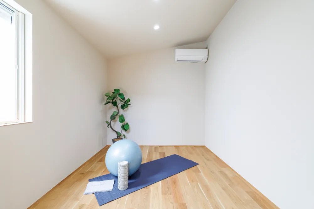 トレーニングルームと大容量収納のある、心と身体と物が整う家
