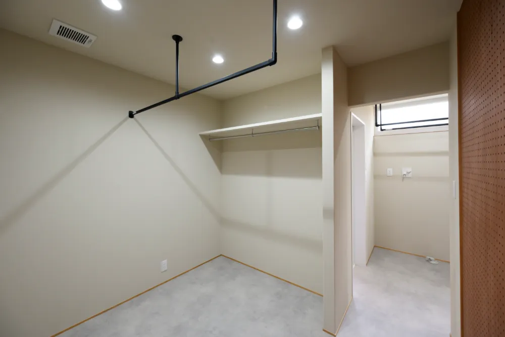 変形地に凛と佇む、将来を見据えた「平屋的な家」