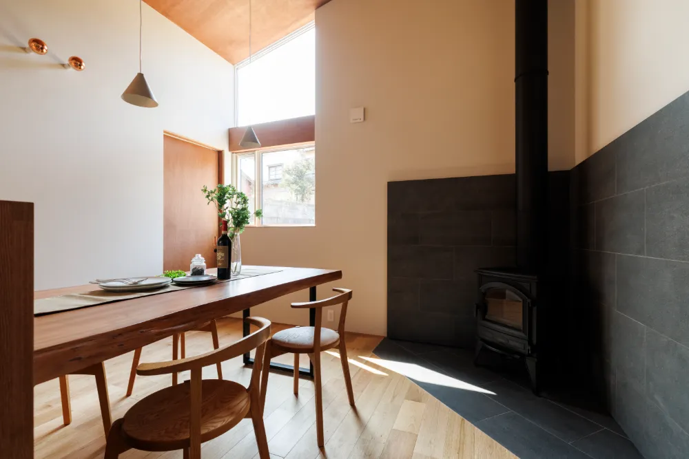 木の香りと薪ストーブに包まれる理想の平屋