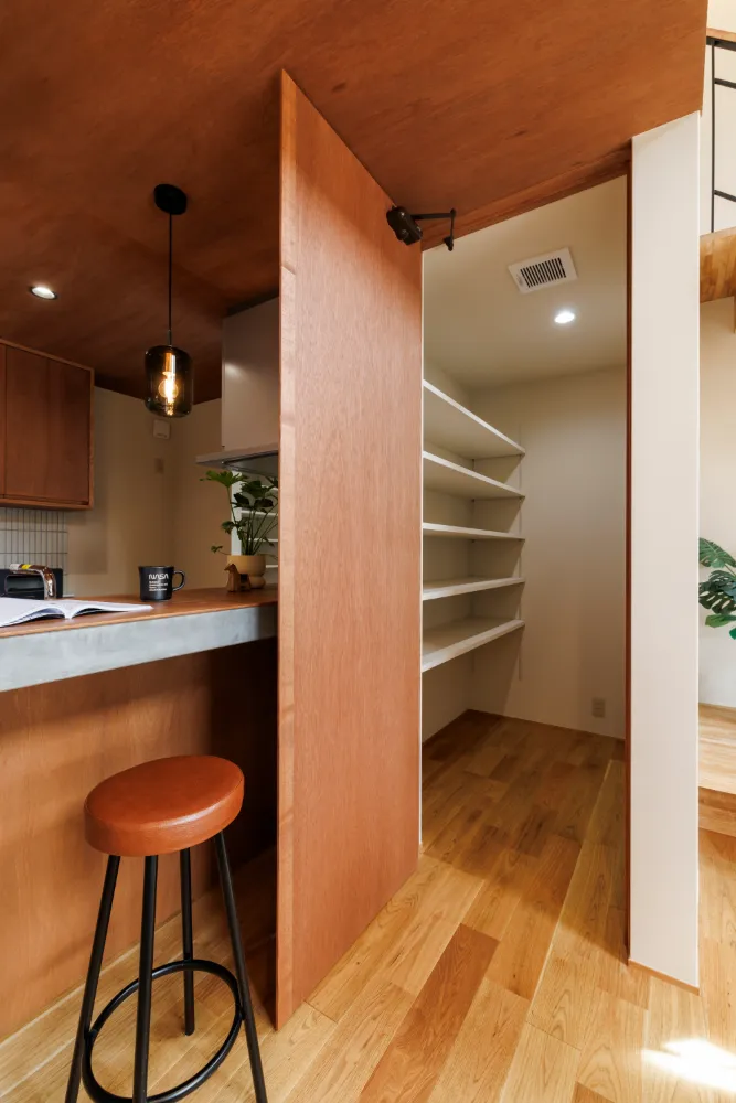 トレーニングルームと大容量収納のある、心と身体と物が整う家