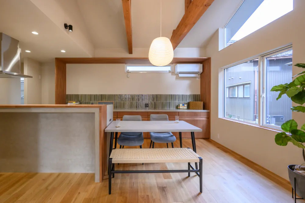 変形地に凛と佇む、将来を見据えた「平屋的な家」