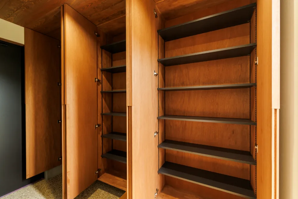 トレーニングルームと大容量収納のある、心と身体と物が整う家