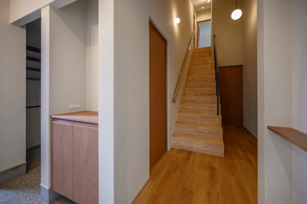 変形地に凛と佇む、将来を見据えた「平屋的な家」