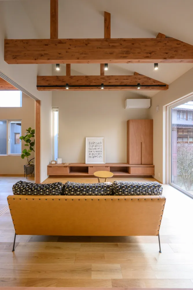 変形地に凛と佇む、将来を見据えた「平屋的な家」