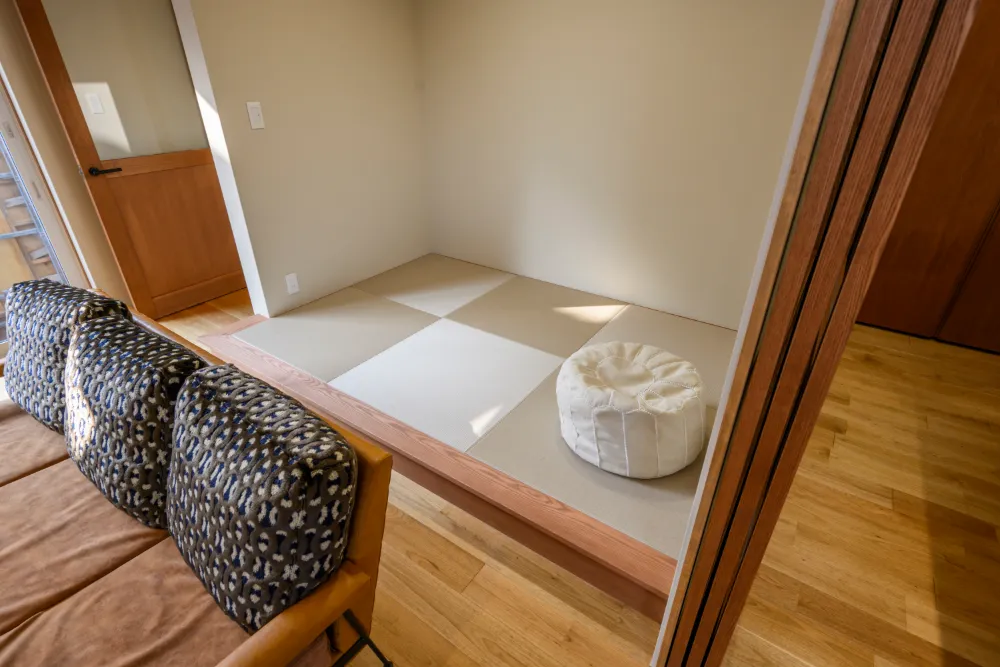 変形地に凛と佇む、将来を見据えた「平屋的な家」