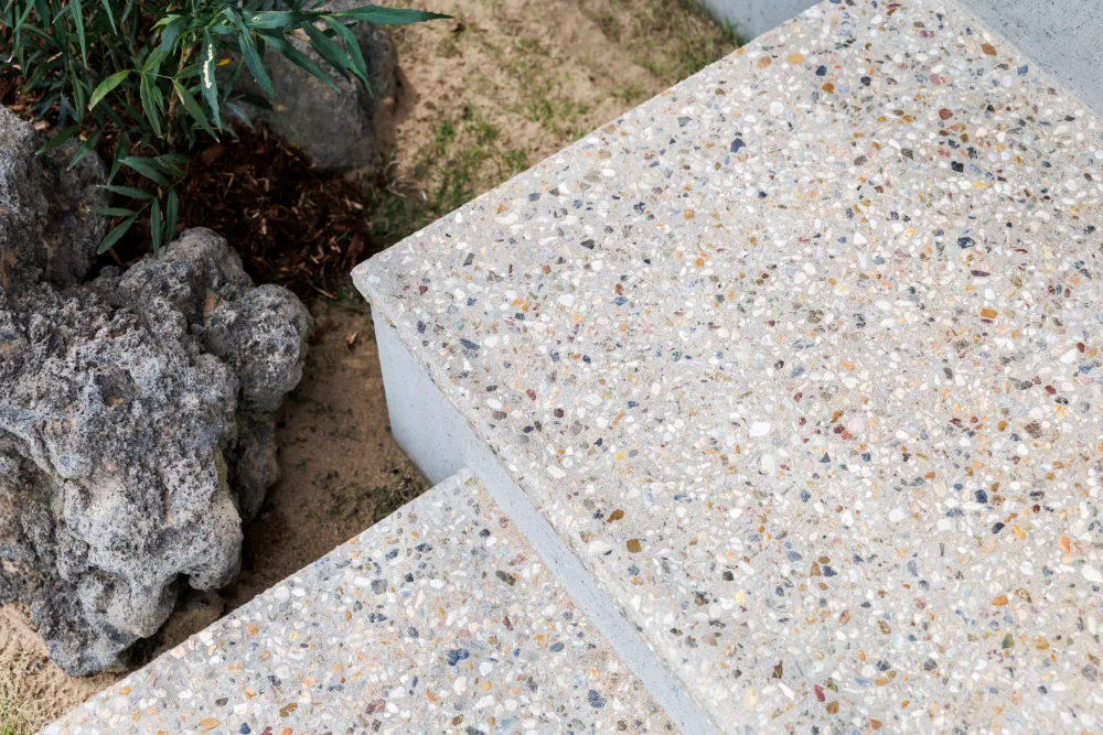 玄関と玄関外の階段は洗い出し仕上げ