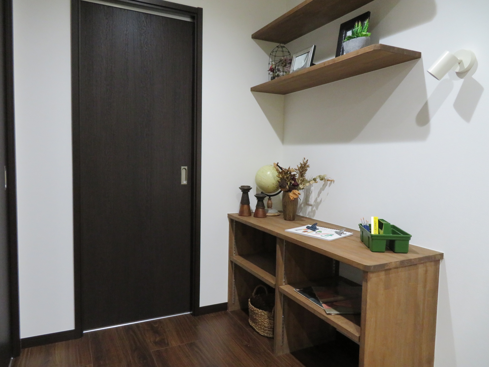 一角に設けられたこのスペースは、小さなアトリエ。ダークな床に温もりが映える、落ち着きのある趣味空間に仕上がりました。