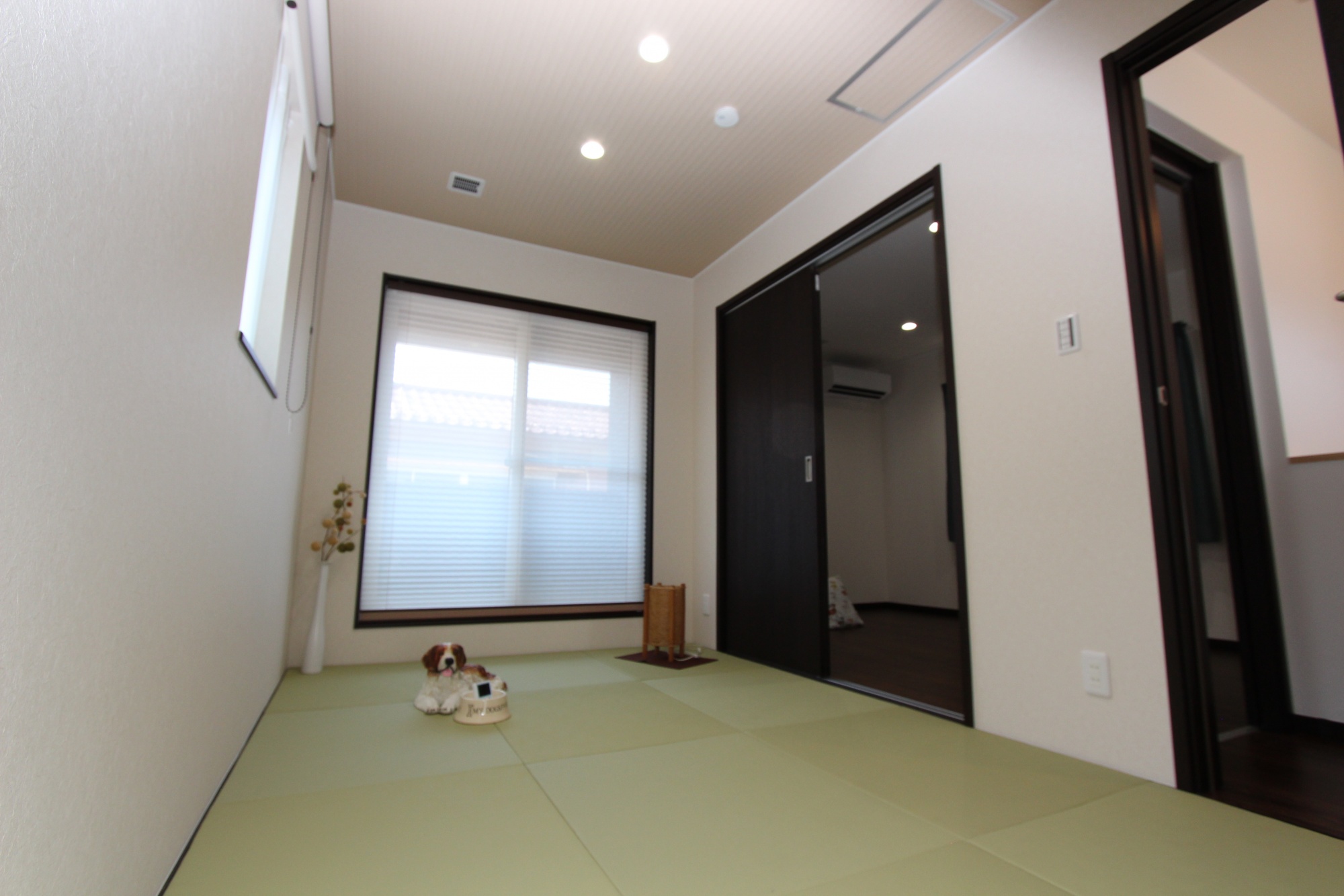 明るい光が差し込む2階の和室。人とペットにやさしいわんにゃんスマイル畳を採用。足腰にやさしく、走っても滑りにくい加工がされています。